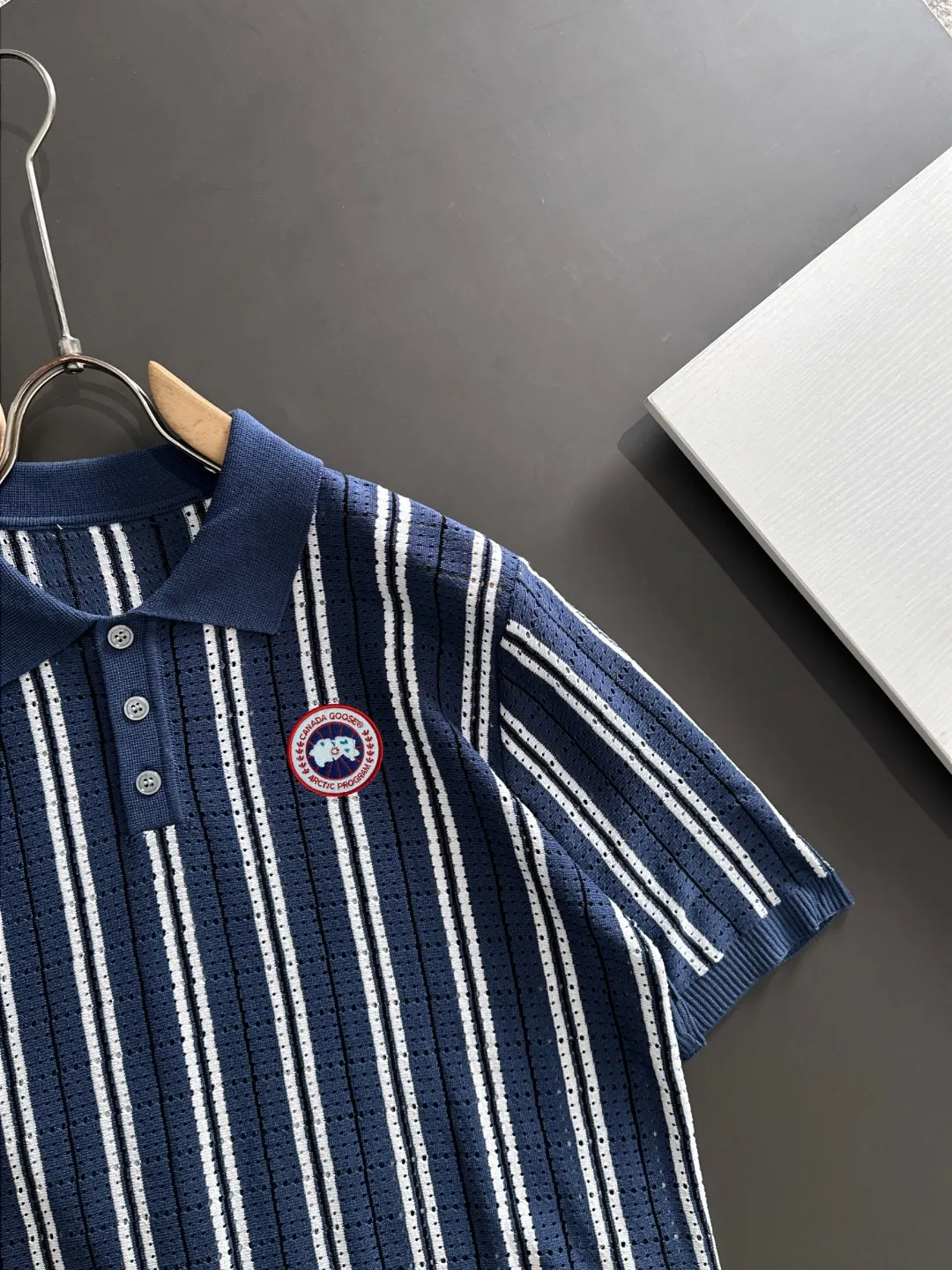 Next day shipment P300 High quality Big Goose 2025 autumn and winter new men's lapel short-sleeved T-shirt Made of combed cotton yarn knitted cotton fabric, pure cotton high-weight special yarn, it feels full of weight when weighed, and the upper body is more textured than ordinary T-shirts. This texture can cope with the weather easily and is suitable for both hot and cold! The pattern on the chest adopts three-dimensional embroidery technology, and is perfectly produced stitch by stitch with reference to the original version! Loose fit design, looks noble. Size: M to XXXL